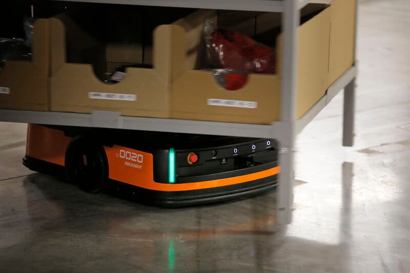 Интелигентна складова логистика с Hikrobot AMR